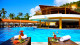 Porto Seguro Praia Resort - O bar Nau Cabral, na área das piscinas, torna possível que drinks acompanhem os mergulhos.