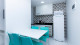 Porto Sol Flats by AFT - Além de uma cozinha, equipada com geladeira, fogão, micro-ondas e mesa para refeições.
