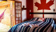 Pousada Cabanas no Mundo - A Suíte Queen com Hidro inspirada no Canadá tem detalhes do país nas paredes e também no acolchoado.