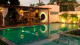 Pousada Le Baron - Para relaxar, é possível aproveitar a piscina ao ar livre da hospedagem, que conta com iluminação à noite.