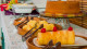 Pousada Rosa dos Ventos - A refeição é em estilo buffet e tem uma variedade de itens, como frutas, pães, tapiocas e quitutes regionais.