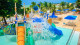 Praiamar Express - Tem piscinas, parque aquático infantil, deck com espreguiçadeiras, sala de jogos, playground e área esportiva.