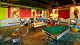Ocean Blue & Sand Resort - Eles se divertem com playground, videogames, jogos de mesa, discoteca e as bebidas não alcoólicas do bar. 