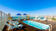Quality Hotel Fortaleza - E a infraestrutura se completa com piscina ao ar livre com vista para o mar, bar e fitness center.