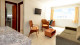 Quality Hotel Solmar - Uma das opções possui 65 m², com sala, minicozinha com frigobar, micro-ondas e mesa de trabalho.