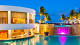 Reflect Cancun Resort & SPA - E que tal aproveitá-los à noite? A programação noturna oferece noites temáticas, shows e festas na praia.