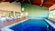 Resort da Ilha - A piscina coberta é ideal para os dias friozinhos. Os momentos de bem-estar tem lugar ainda na sauna e na academia.