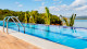 Resort do Lago - Para relaxar, a piscina de borda infinita é ideal! O resort dispõe também de academia e sauna a vapor.