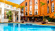 Rio Quente - Hotel Giardino - O entretenimento se inicia pela piscina ao ar livre, rodeada por espreguiçadeiras e exclusiva do resort.