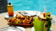 Ritz Lagoa da Anta - Os bares são dois: o Solarium Deck Bar, que oferece drinks e petiscos à beira da piscina...
