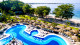 Riu Negril - O lazer começa dentro d’agua, com três piscinas frente à praia cercadas por espreguiçadeiras e guarda-sóis.