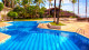 Saint Tropez Praia Hotel - Até a paradisíaca piscina ao ar livre, onde adultos e crianças se divertem.
