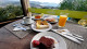 Silveira Ecovillage - E a gastronomia também se destaca. O café da manhã incluso na tarifa é servido no salão especial para a refeição.