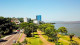 Double Tree Porto Alegre - O hotel está às margens do rio no bairro Praia de Belas e tem fácil acesso a shoppings e ao Centro Histórico.