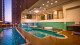 Sofistic Hotel - Com as energias recarregadas, os hóspedes desfrutam das piscinas aquecidas, com espreguiçadeiras.