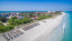 Sol Caribe Beach - Um dos grandes chamarizes da estadia é a proximidade com a Praia Bella Costa, logo em frente ao resort.