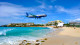Secrets St Martin - Na Maho Beach, ao lado do Aeroporto Internacional Princesa Juliana, os aviões pousam próximos à areia. É uma sensação!