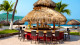 Sunscape Puerto Vallarta - Além do bar molhado, situado dentro de uma das piscinas, há o Barracuda, com drinks tropicais em frente à praia.