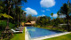 The Pavilions - A vegetação tropical que cerca a piscina forma um cenário tranquilo para relaxar após um dia de mar. 