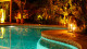 UXUA Casa Hotel & Spa - Piscina de quartzo aventurina, toda preenchida por 40 mil espécies. 