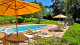 Verona Parque Hotel - São 2.700 m² de ar puro! A piscina sazonal proporciona deliciosos mergulhos com vista para o lago.