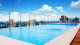 Viale Tower Hotel - Para relaxar, nenhum lugar melhor que a piscina de borda infinita, situada na cobertura.