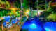 Pousada Vila Parnaíba - A piscina dá o toque especial à atmosfera tropical da estada e cruza a propriedade de ponta à ponta em meio ao jardim.