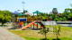 Pousada Vila Regina - As crianças podem brincar no playground e na pista de skate da praça logo em frente à hospedagem.