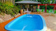 Vila Taquaras - Ao mergulhar na piscina, você terá como companhia o bar, logo ao lado. 