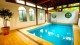 Villa Bebek - Na baixa temporada, os hóspedes ainda têm o privilégio de usufruir da piscina coberta e climatizada.