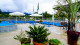 VOA Hotel Rezende Lambari - A área da piscina ainda conta com diversas espreguiçadeiras para aproveitar o clima ameno do destino.