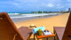 Vogal Luxury Beach Hotel & Spa - E para aproveitar o sol e o mar, a hospedagem oferece serviço de praia com espreguiçadeiras e guarda-sóis.