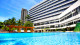 Wish Hotel da Bahia - Duas ótimas opções para variar o relax da deliciosa piscina ao ar livre.