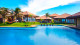Zorah Beach Hotel - Já para os momentos relax, hóspedes aproveitam a piscina com deck molhado.