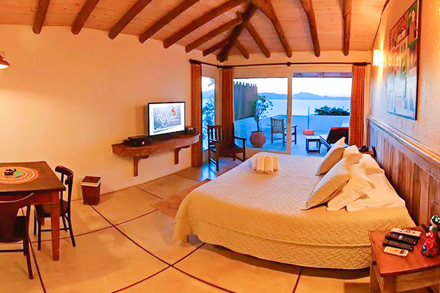 imagem da Suíte com varanda e vista para o mar, TV, ar-condicionado, frigobar